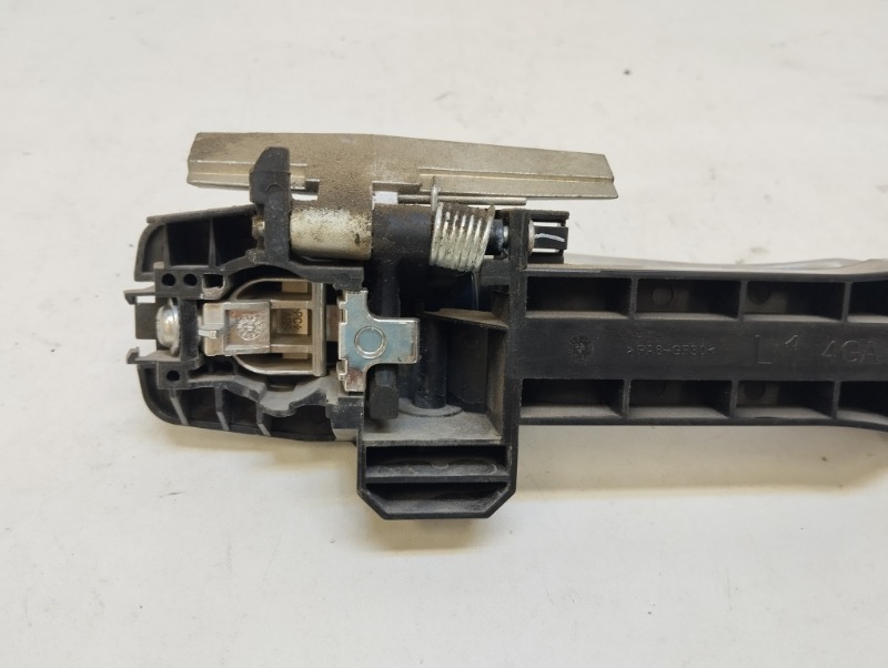 Ручка двери передней наружная левая