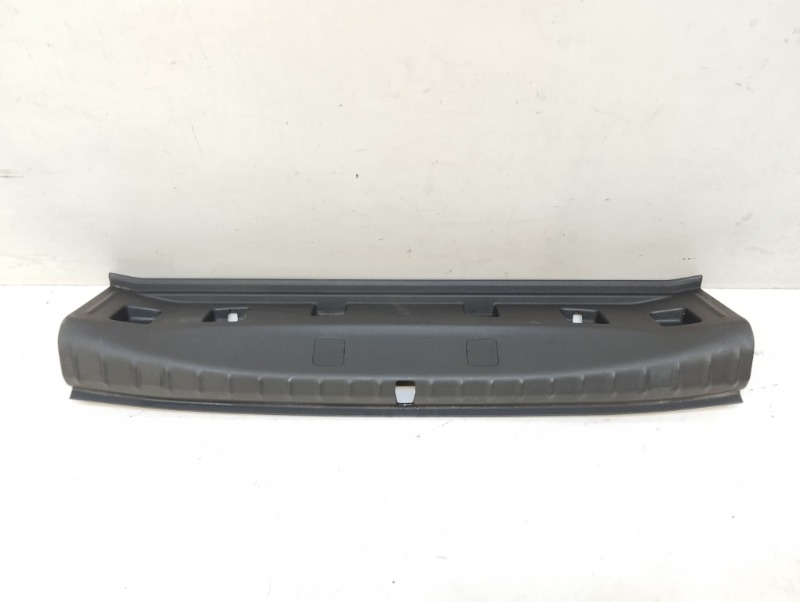 Кожух замка багажника