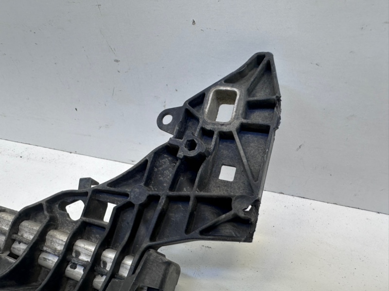 Кронштейн переднего бампера