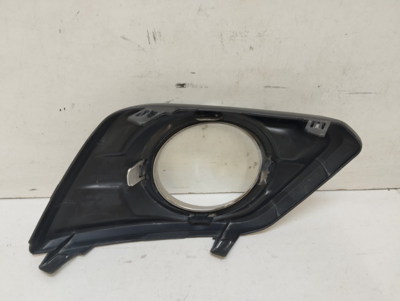 Рамка противотуманной фары левой