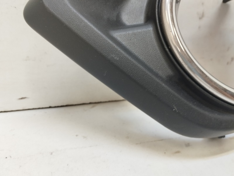 Рамка противотуманной фары левой