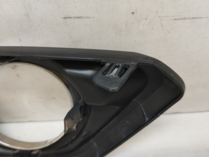 Рамка противотуманной фары левой