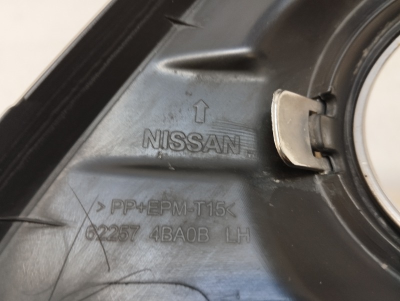 Рамка противотуманной фары левой