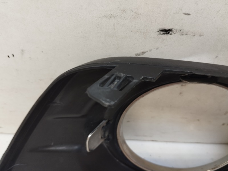 Рамка противотуманной фары левой