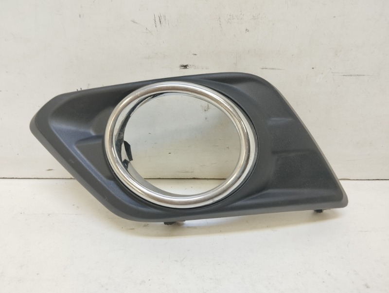 Рамка противотуманной фары левой