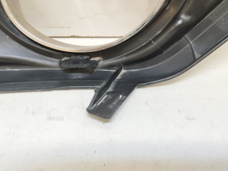 Рамка противотуманной фары левой