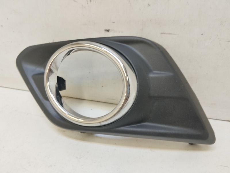 Рамка противотуманной фары левой