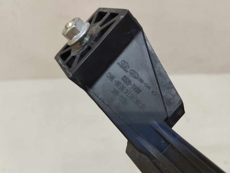 Направляющая стекла двери