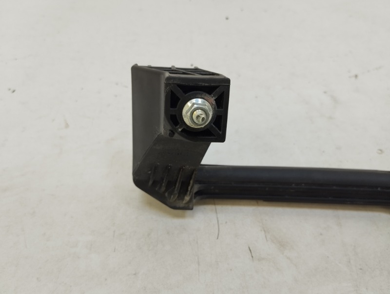 Направляющая стекла двери