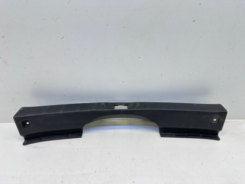 Кожух замка багажника