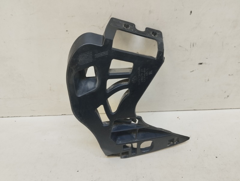 Кронштейн переднего бампера правый