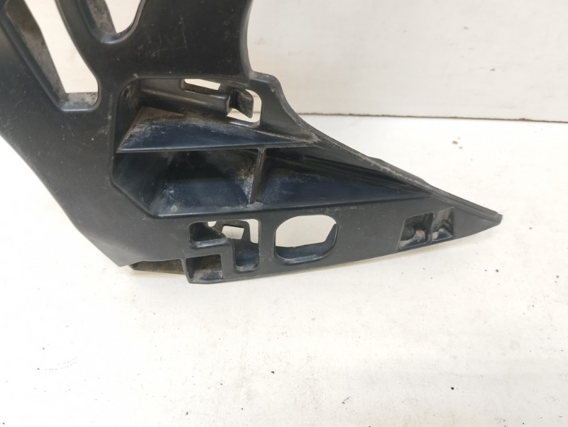 Кронштейн переднего бампера правый