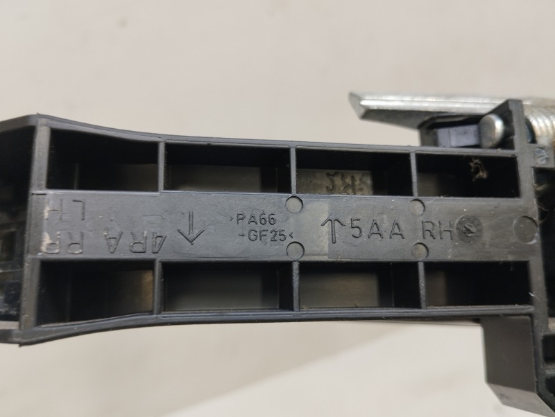 Ручка двери передней наружная правая