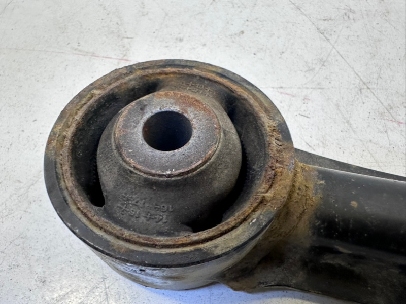 Рычаг задний левый