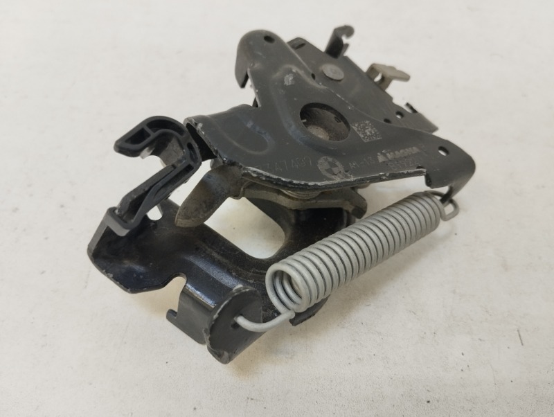 Замок капота