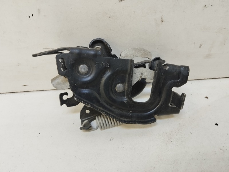 Замок капота