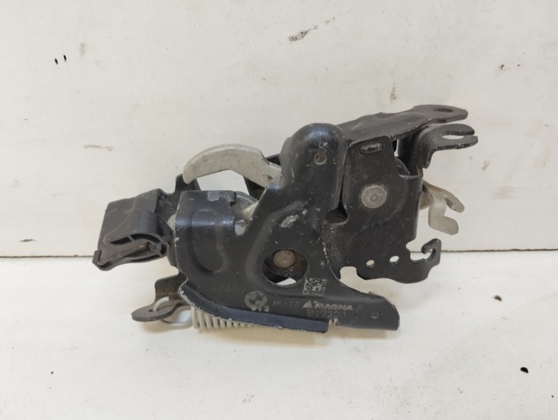 Замок капота