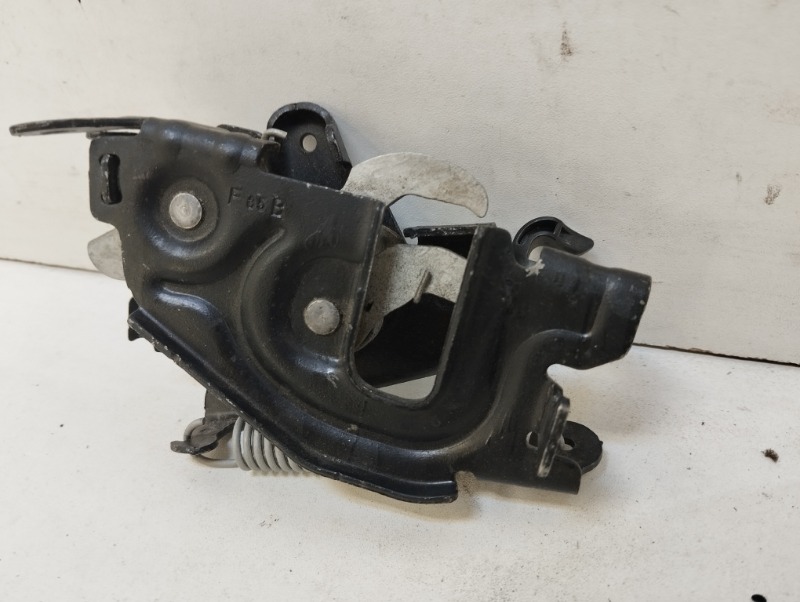 Замок капота