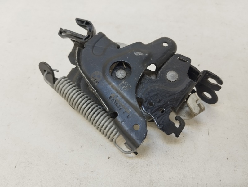 Замок капота