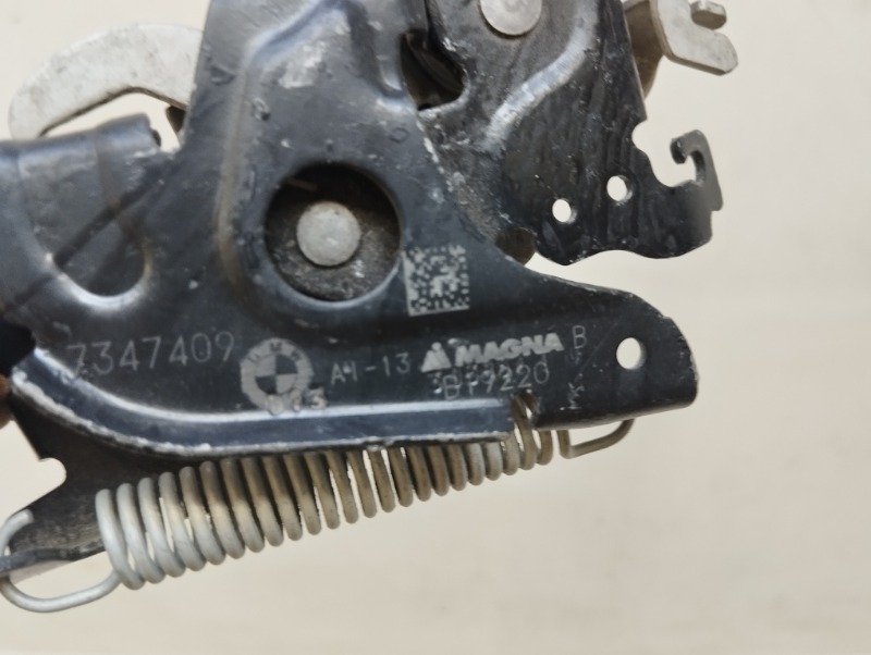 Замок капота