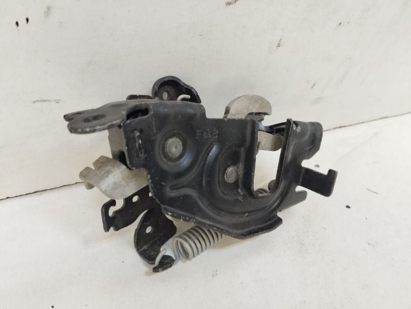 Замок капота