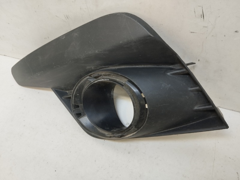 Рамка противотуманной фары левой