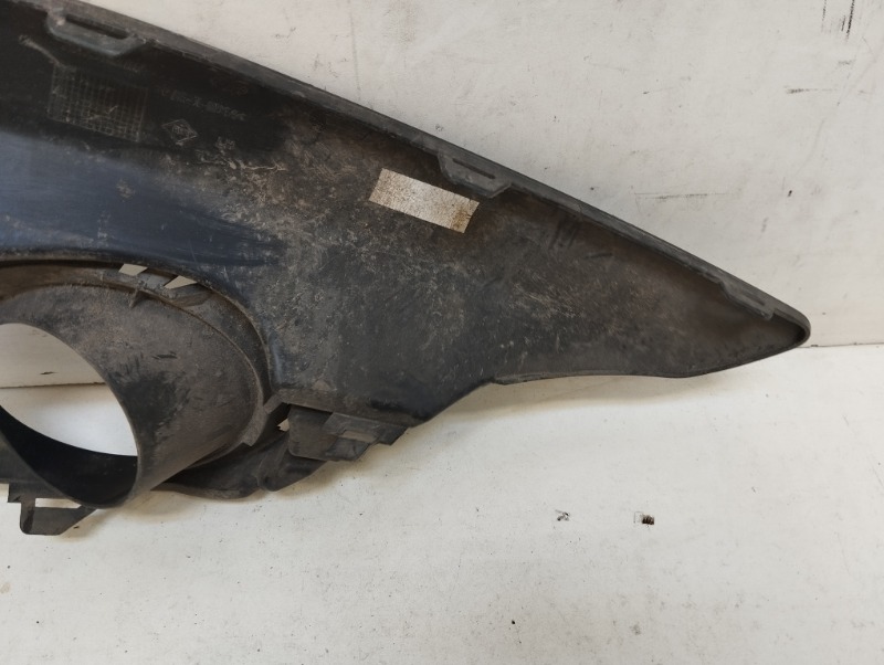 Рамка противотуманной фары левой