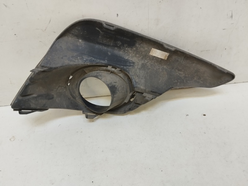 Рамка противотуманной фары левой