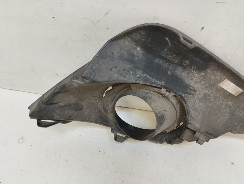 Рамка противотуманной фары левой