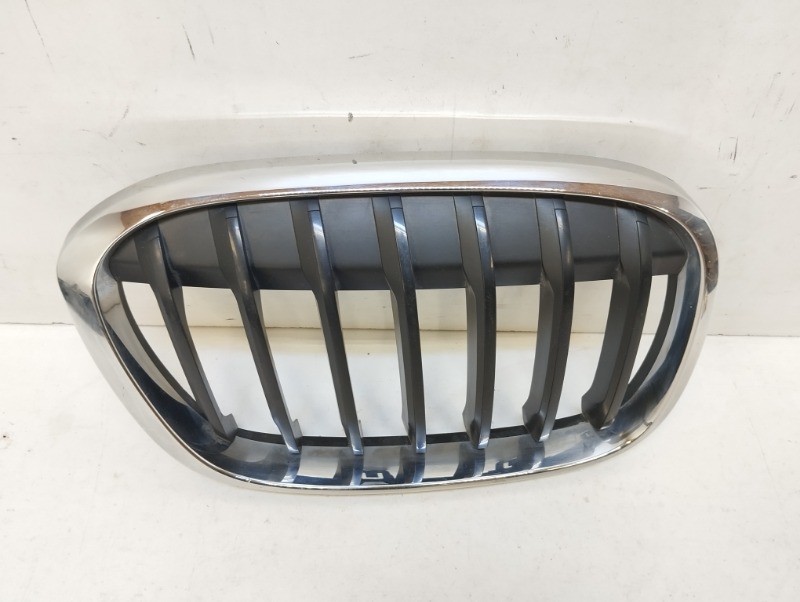 Решетка радиатора правая