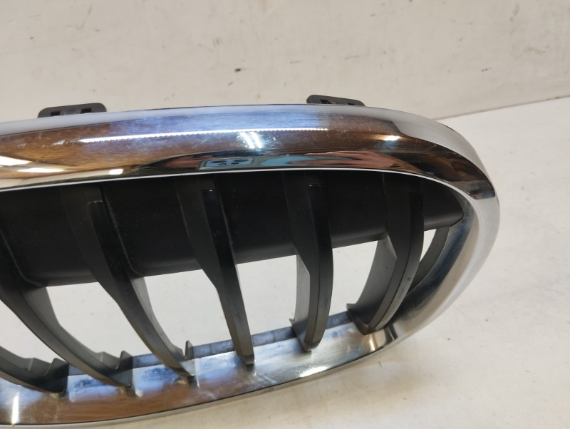 Решетка радиатора правая