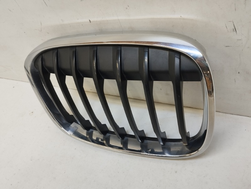 Решетка радиатора правая