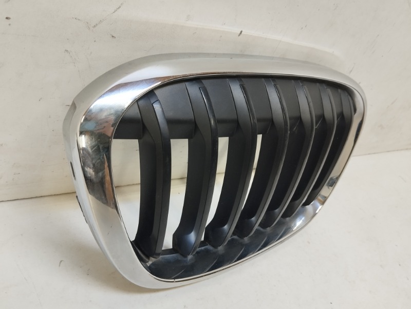 Решетка радиатора правая