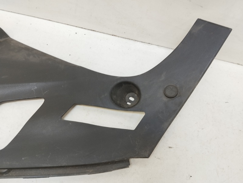 Кожух замка капота