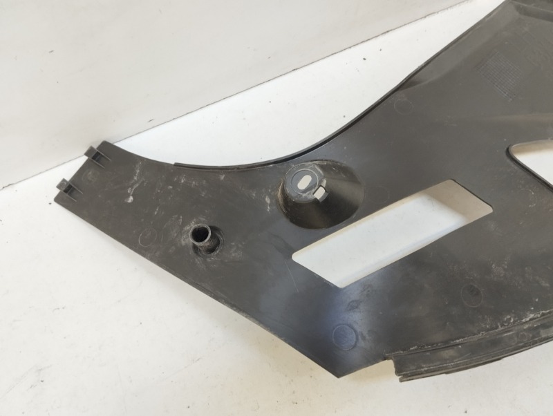 Кожух замка капота