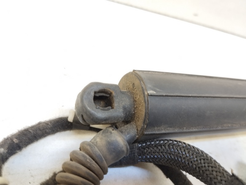 Амортизатор двери багажника