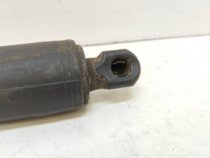 Амортизатор двери багажника