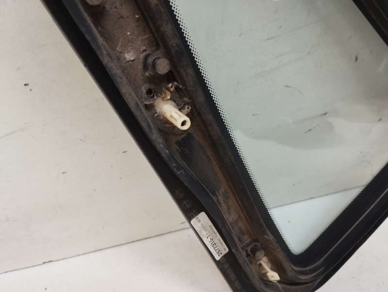 Стекло двери задней левой