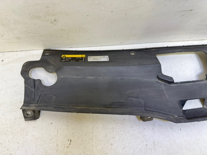 Кожух замка капота