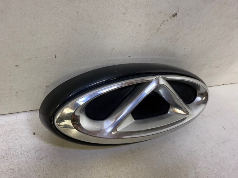 Эмблема на крышку багажника