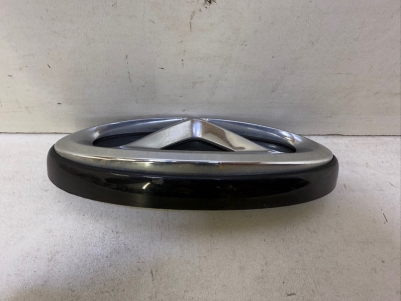 Эмблема на крышку багажника