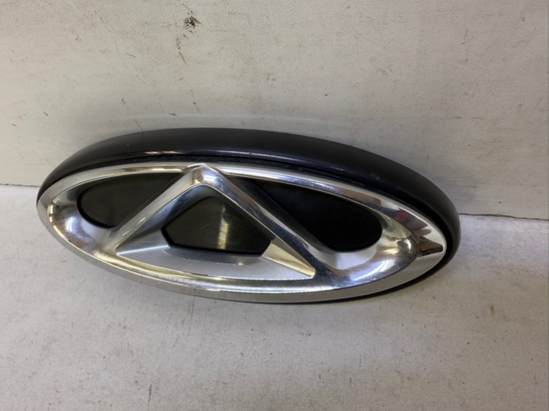 Эмблема на крышку багажника