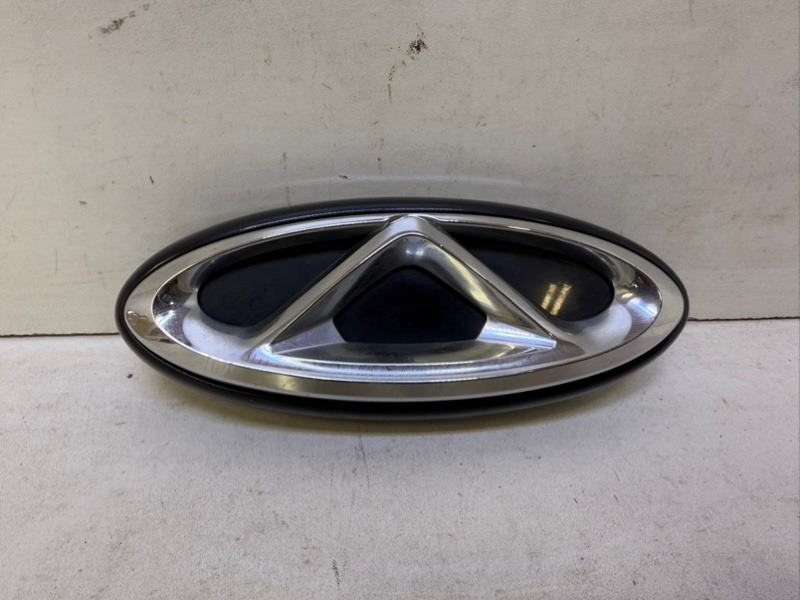 Эмблема на крышку багажника