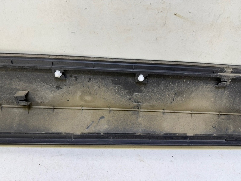 Накладка двери передней левой