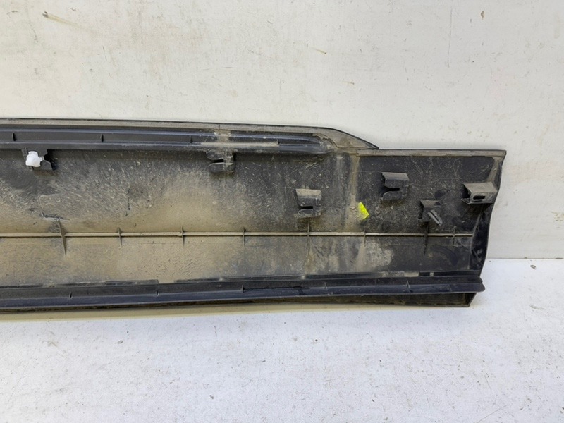 Накладка двери передней левой