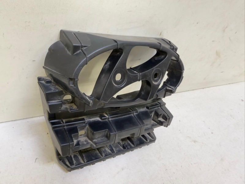 Кронштейн решетки радиатора