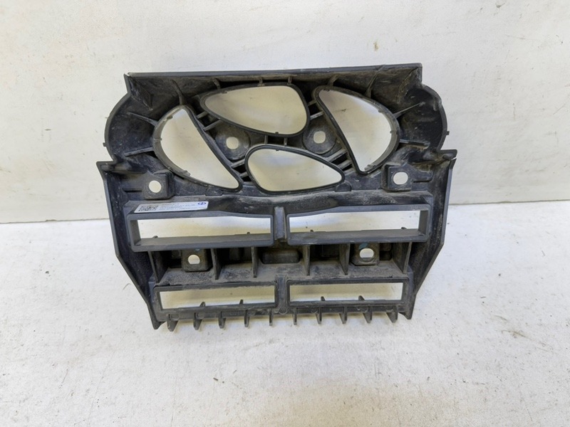 Кронштейн решетки радиатора