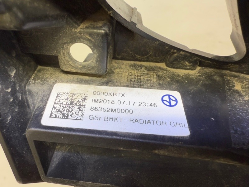 Кронштейн решетки радиатора