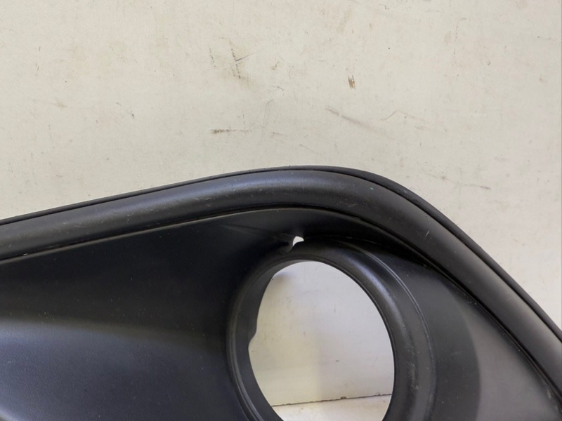 Рамка противотуманной фары левой