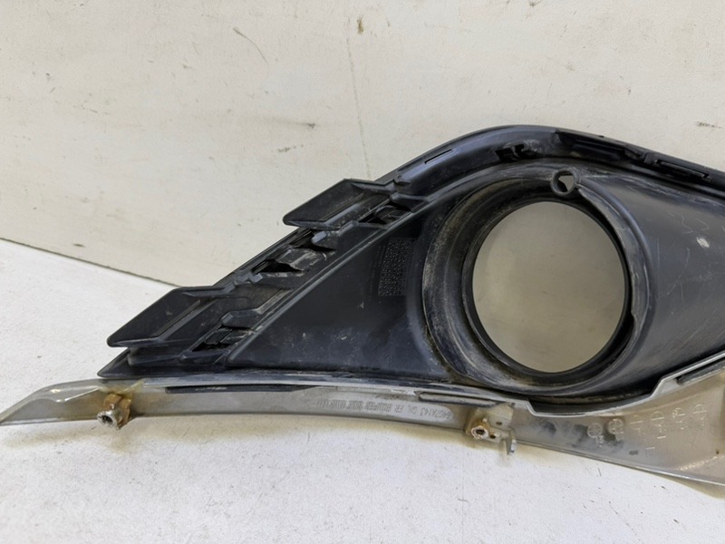 Рамка противотуманной фары левой